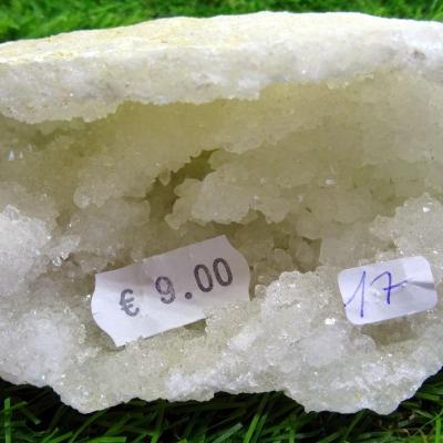 Géode  Cristal de Roche (17) 204 g