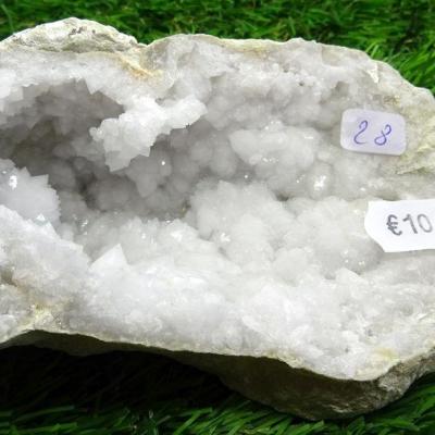 Géode  Cristal de Roche (28) 235 g